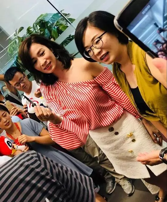 路人拍的佘詩曼,穿衣已經很顯胖了,一雙「牙籤腿」我看了害怕!