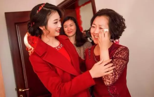 小舅子婚後不養岳母,我接她來我家,不到半年,我出三萬送她回去