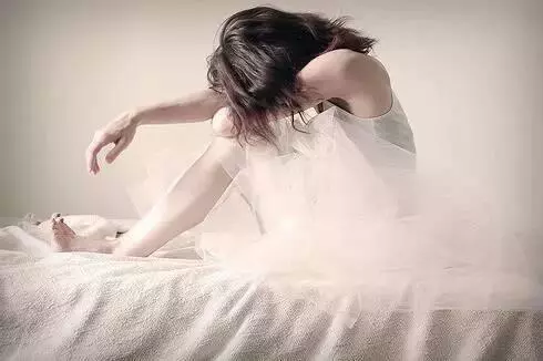 岳母生日我做蛋糕給她,看到沙發上的岳母,我把蛋糕扔在垃圾桶!