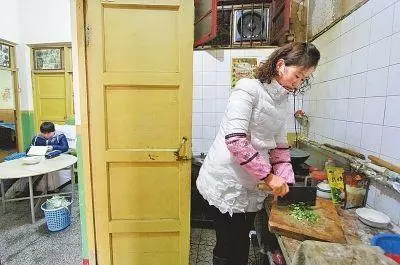 妻子懷孕母親來照顧,我出差回家看見一屋的人,氣的我把家砸了