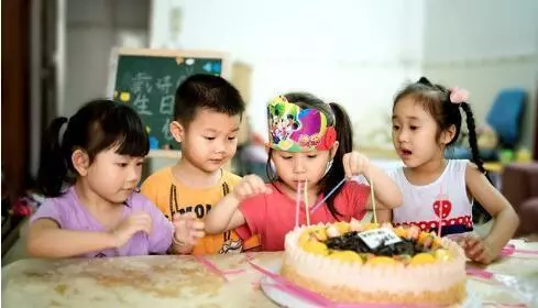 哥哥孩子過生日,我送1000,下樓時聽到一話後,我又加了60萬!