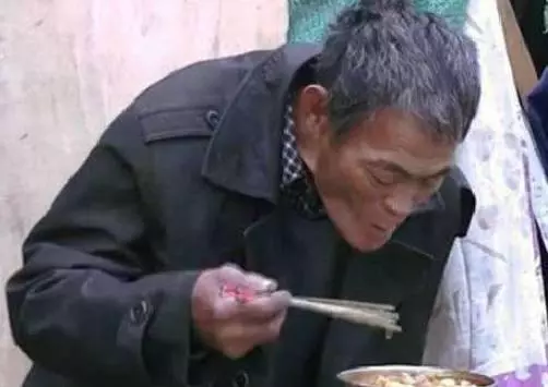 老大爺撿到一傻子,5年後孫子得病沒錢治,傻子說的話,老漢高興壞了