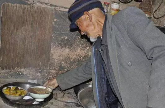 老大爺撿到一傻子,5年後孫子得病沒錢治,傻子說的話,老漢高興壞了