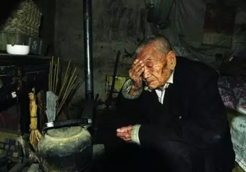 老大爺撿到一傻子,5年後孫子得病沒錢治,傻子說的話,老漢高興壞了