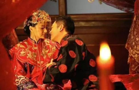 結婚當晚準備睡覺時,老公抱住我,他提一要求我怒提離婚