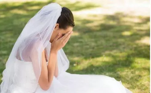 結婚當晚準備睡覺時,老公抱住我,他提一要求我怒提離婚