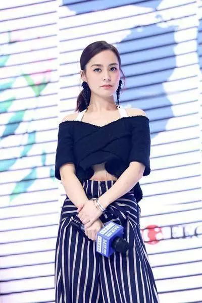 阿嬌衣品大變!穿的像個高中生,但網友卻盯著她肚子上的淤青不放
