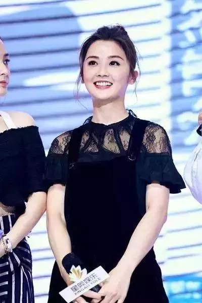 阿嬌衣品大變!穿的像個高中生,但網友卻盯著她肚子上的淤青不放