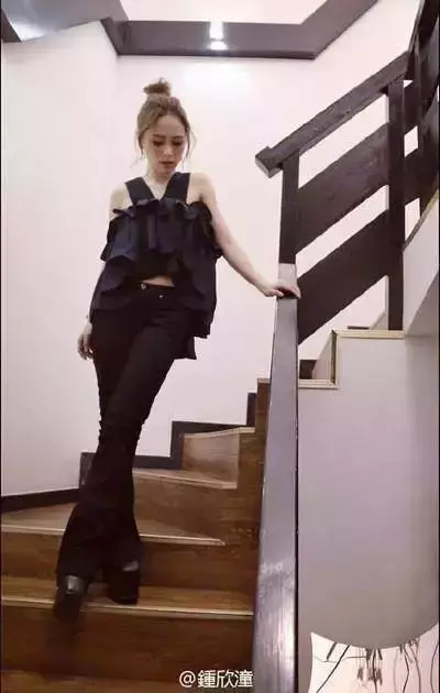 阿嬌衣品大變!穿的像個高中生,但網友卻盯著她肚子上的淤青不放