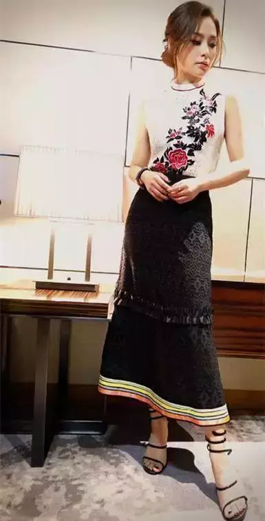 阿嬌衣品大變!穿的像個高中生,但網友卻盯著她肚子上的淤青不放