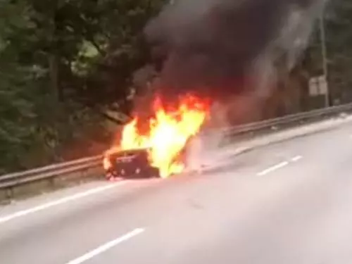 驚!行駛中轎車突著火 加叻大道塞爆 | 中國報 China Press