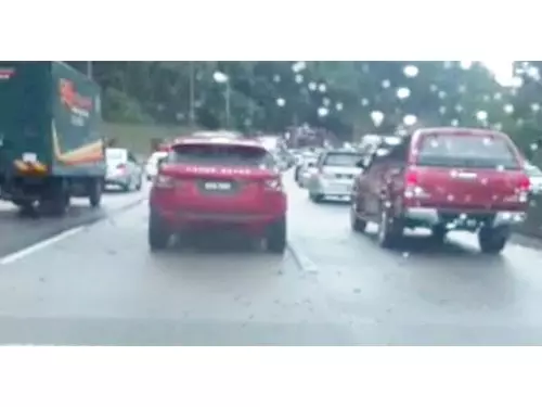 驚!行駛中轎車突著火 加叻大道塞爆 | 中國報 China Press