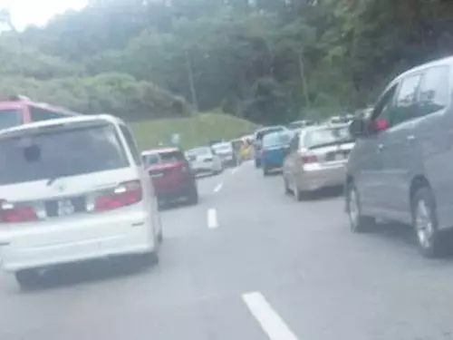 驚!行駛中轎車突著火 加叻大道塞爆 | 中國報 China Press
