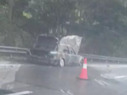 驚!行駛中轎車突著火 加叻大道塞爆 | 中國報 China Press