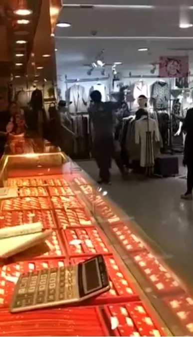 狂跳針「要買」!新衣討不到怒賞男友巴掌... 下場網友狂叫好:不是公主只是有病!(影)