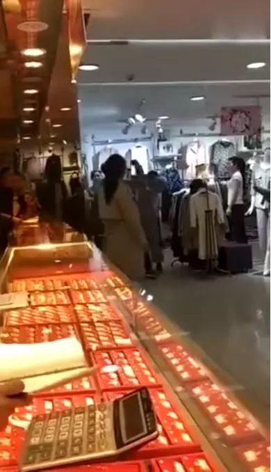 狂跳針「要買」!新衣討不到怒賞男友巴掌... 下場網友狂叫好:不是公主只是有病!(影)