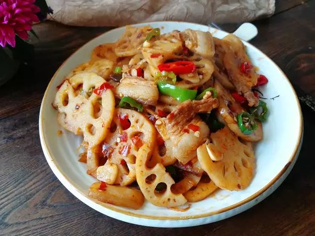 蓮藕最下飯的做法,口感脆嫩,味道香辣,吃著過癮