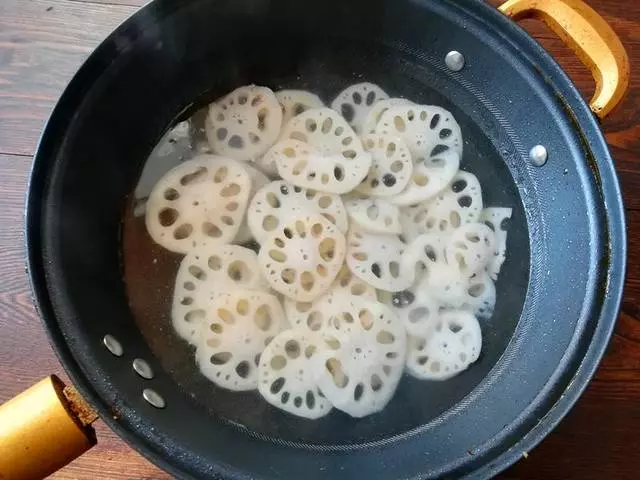 蓮藕最下飯的做法,口感脆嫩,味道香辣,吃著過癮