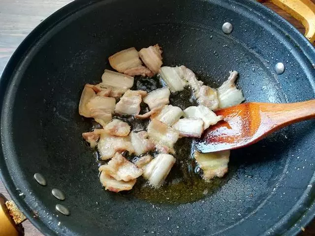 蓮藕最下飯的做法,口感脆嫩,味道香辣,吃著過癮