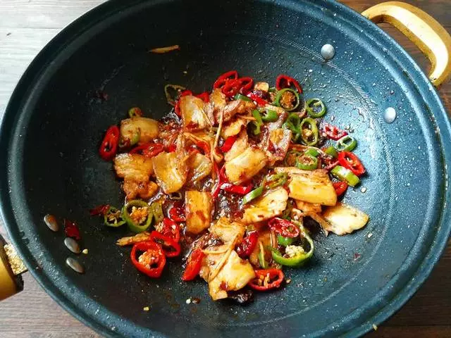 蓮藕最下飯的做法,口感脆嫩,味道香辣,吃著過癮