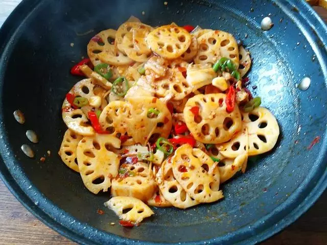 蓮藕最下飯的做法,口感脆嫩,味道香辣,吃著過癮