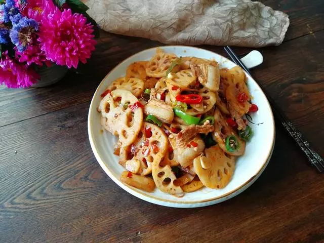 蓮藕最下飯的做法,口感脆嫩,味道香辣,吃著過癮