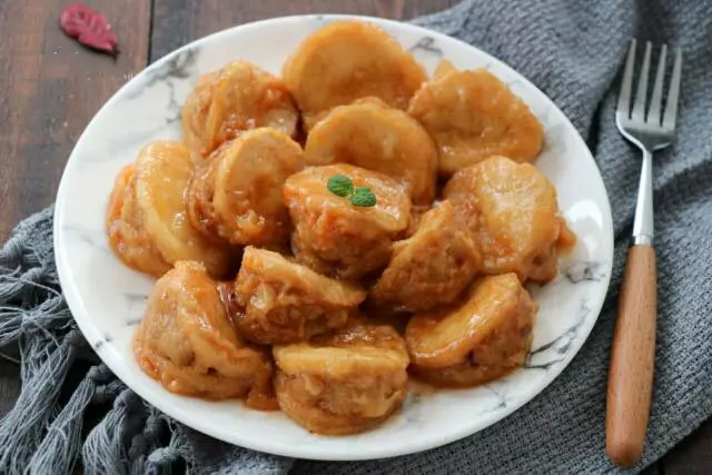 一道鮑菇肉盒,杏鮑菇肉質肥厚,口感超級好非常鮮嫩,味道清香營養豐富。葷與素的完美搭配