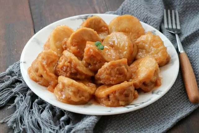 一道鮑菇肉盒,杏鮑菇肉質肥厚,口感超級好非常鮮嫩,味道清香營養豐富。葷與素的完美搭配
