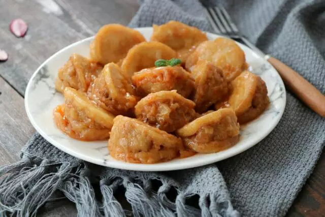 一道鮑菇肉盒,杏鮑菇肉質肥厚,口感超級好非常鮮嫩,味道清香營養豐富。葷與素的完美搭配
