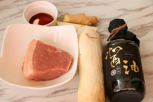 一道鮑菇肉盒,杏鮑菇肉質肥厚,口感超級好非常鮮嫩,味道清香營養豐富。葷與素的完美搭配