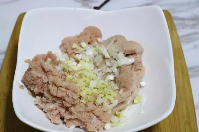 一道鮑菇肉盒,杏鮑菇肉質肥厚,口感超級好非常鮮嫩,味道清香營養豐富。葷與素的完美搭配