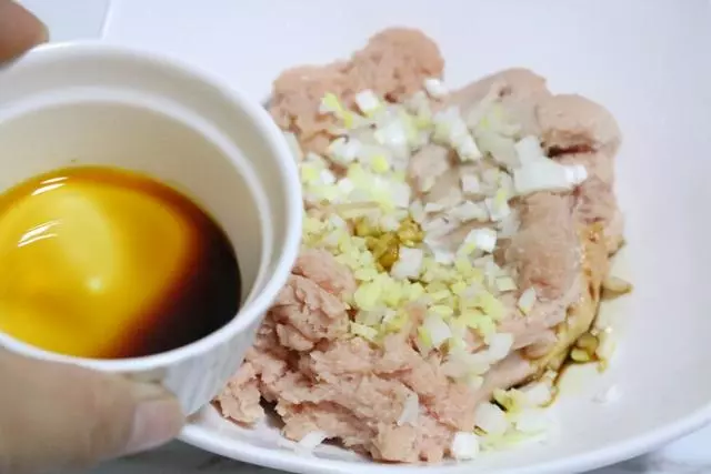一道鮑菇肉盒,杏鮑菇肉質肥厚,口感超級好非常鮮嫩,味道清香營養豐富。葷與素的完美搭配