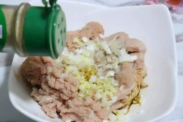 一道鮑菇肉盒,杏鮑菇肉質肥厚,口感超級好非常鮮嫩,味道清香營養豐富。葷與素的完美搭配