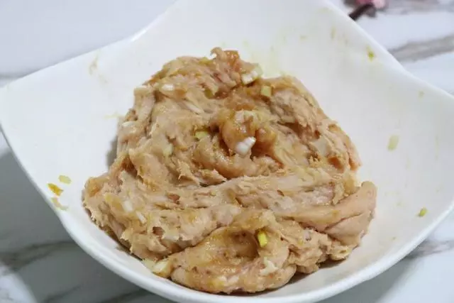 一道鮑菇肉盒,杏鮑菇肉質肥厚,口感超級好非常鮮嫩,味道清香營養豐富。葷與素的完美搭配
