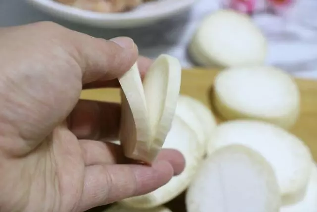 一道鮑菇肉盒,杏鮑菇肉質肥厚,口感超級好非常鮮嫩,味道清香營養豐富。葷與素的完美搭配