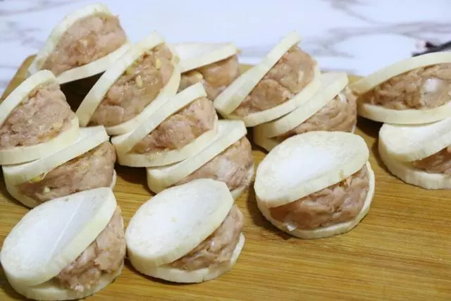 一道鮑菇肉盒,杏鮑菇肉質肥厚,口感超級好非常鮮嫩,味道清香營養豐富。葷與素的完美搭配