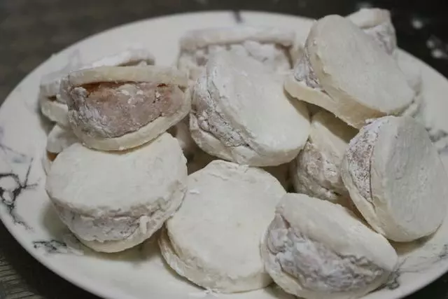 一道鮑菇肉盒,杏鮑菇肉質肥厚,口感超級好非常鮮嫩,味道清香營養豐富。葷與素的完美搭配