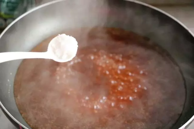 一道鮑菇肉盒,杏鮑菇肉質肥厚,口感超級好非常鮮嫩,味道清香營養豐富。葷與素的完美搭配