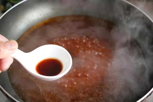 一道鮑菇肉盒,杏鮑菇肉質肥厚,口感超級好非常鮮嫩,味道清香營養豐富。葷與素的完美搭配