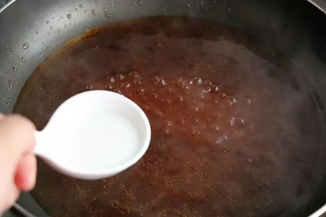 一道鮑菇肉盒,杏鮑菇肉質肥厚,口感超級好非常鮮嫩,味道清香營養豐富。葷與素的完美搭配