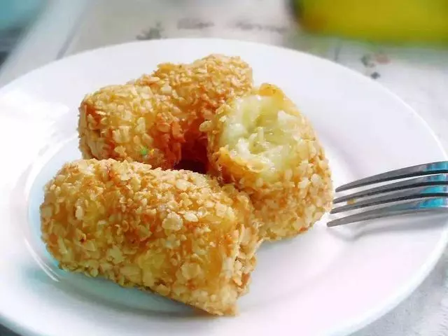 香甜可口的炸香蕉!!香蕉裹上麵粉再裹燕麥入油鍋炸得酥脆,但裡面依然很嫩滑,而且炸過之後的香蕉更加香甜。