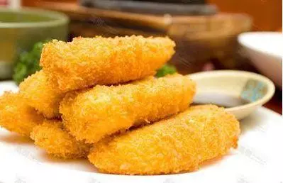香甜可口的炸香蕉!!香蕉裹上麵粉再裹燕麥入油鍋炸得酥脆,但裡面依然很嫩滑,而且炸過之後的香蕉更加香甜。