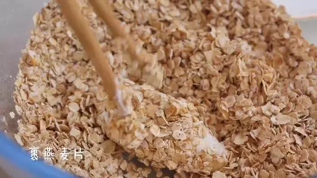 香甜可口的炸香蕉!!香蕉裹上麵粉再裹燕麥入油鍋炸得酥脆,但裡面依然很嫩滑,而且炸過之後的香蕉更加香甜。