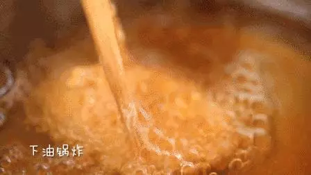 香甜可口的炸香蕉!!香蕉裹上麵粉再裹燕麥入油鍋炸得酥脆,但裡面依然很嫩滑,而且炸過之後的香蕉更加香甜。