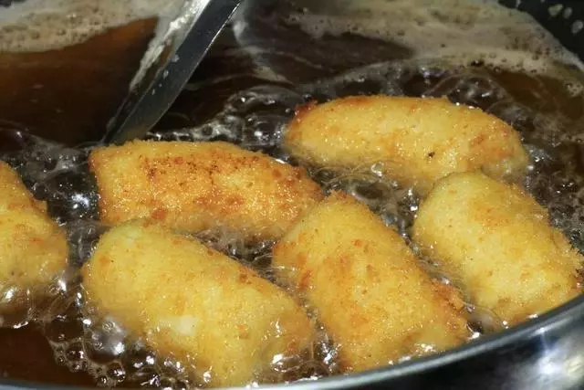 香甜可口的炸香蕉!!香蕉裹上麵粉再裹燕麥入油鍋炸得酥脆,但裡面依然很嫩滑,而且炸過之後的香蕉更加香甜。