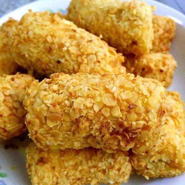 香甜可口的炸香蕉!!香蕉裹上麵粉再裹燕麥入油鍋炸得酥脆,但裡面依然很嫩滑,而且炸過之後的香蕉更加香甜。