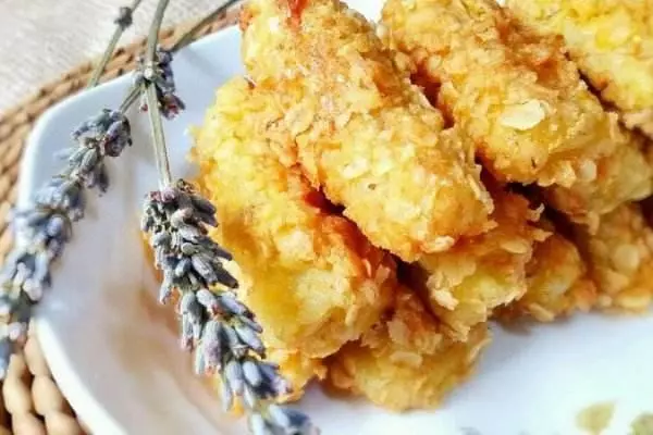 香甜可口的炸香蕉!!香蕉裹上麵粉再裹燕麥入油鍋炸得酥脆,但裡面依然很嫩滑,而且炸過之後的香蕉更加香甜。