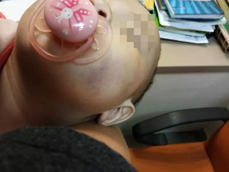 保姆疑虐嬰被警傳召! 兒子:母親問心無愧 ! 因為其母親的生意好,引起同行眼紅,設下此陷阱害她。