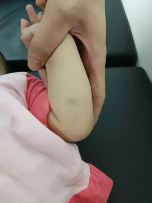 保姆疑虐嬰被警傳召! 兒子:母親問心無愧 ! 因為其母親的生意好,引起同行眼紅,設下此陷阱害她。