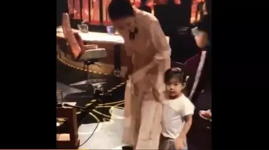 完美遺傳!章子怡女兒暴風抽高到臀部了!